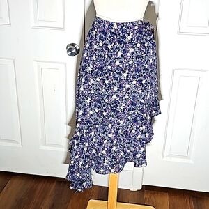 Lulus‎ layered skirt size medium. Dark floral print. Cottagecore,  fairycore.